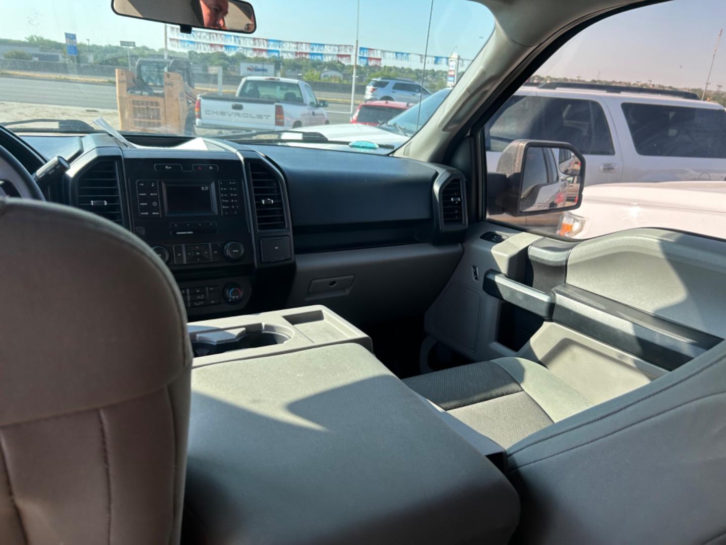 2017 White Ford F-150 XL SuperCab 6.5-ft. 4WD (1FTEX1EP1HF) with an 2.7L V6 DOHC 24V engine, 6A transmission, located at 1687 Business 35 S, New Braunfels, TX, 78130, (830) 625-7159, 29.655487, -98.051491 - Photo#11